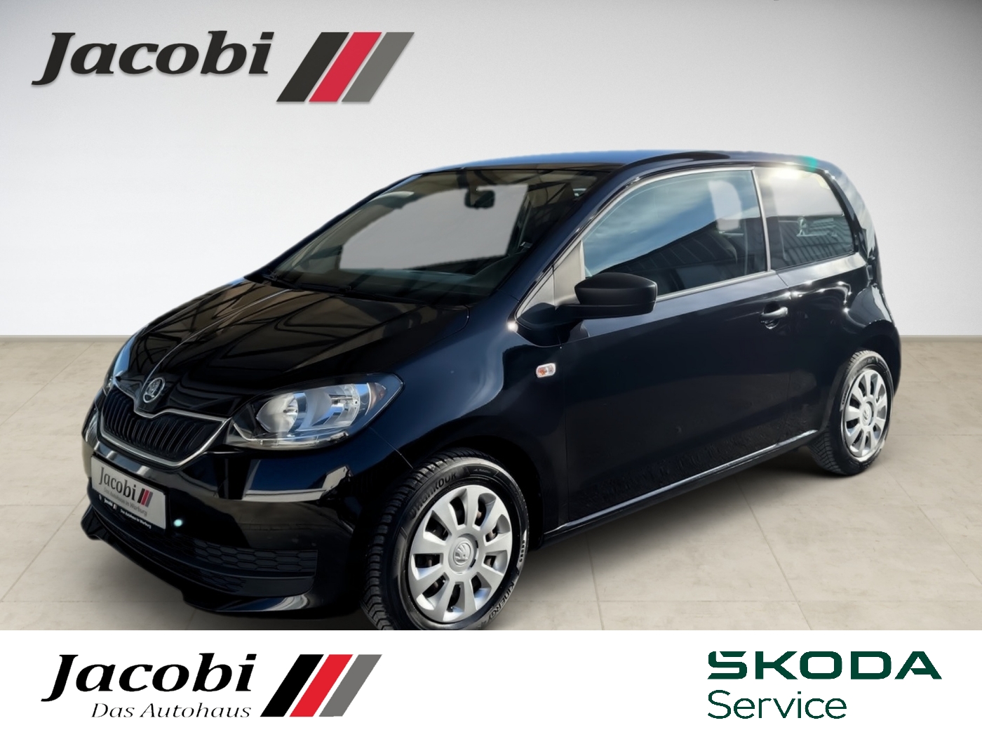 Schwarzer Skoda Citigo, dreitürig, glänzend, auf beigem Boden im Innenraum gezeigt.