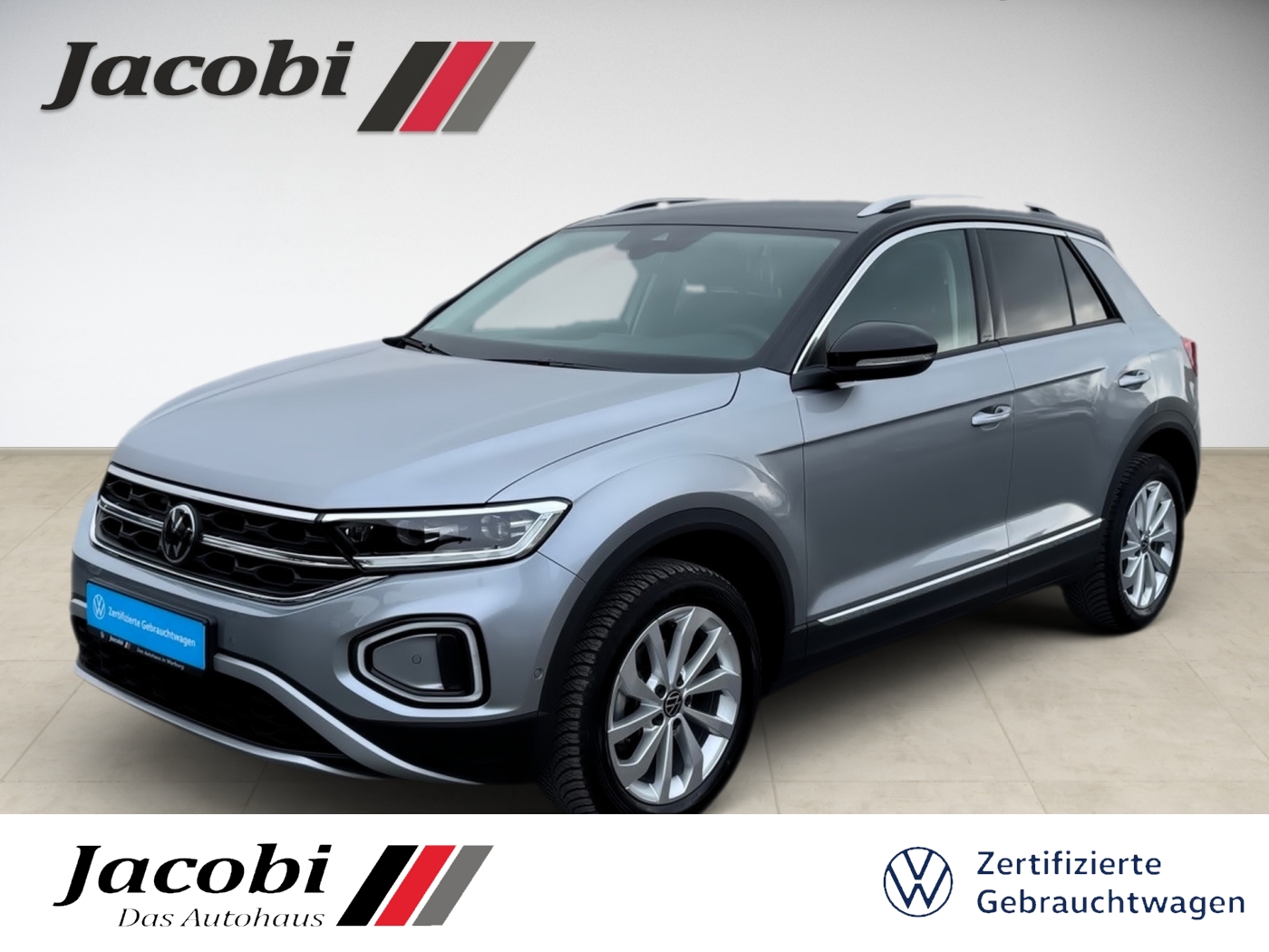 Silberner VW SUV mit modernen Felgen, geparkt im Studio. Logos von Jacobi und Volkswagen sichtbar.