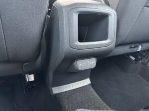 Schwarze Kfz-Rücksitz-Rückseite mit USB-Ports, keine Personen sichtbar.