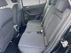 Interieur eines Autos, schwarze Polster, leere Rücksitze, moderne Ausstattung, graue Akzente.