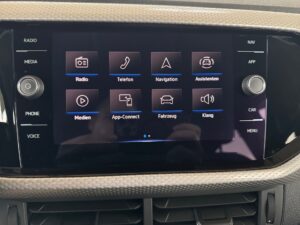 Ein Infotainment-Bildschirm im Auto zeigt verschiedene Funktionssymbole.