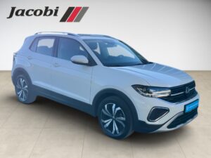 Weißer VW-SUV mit stilvollen Felgen; Hintergrund zeigt "Jacobi" Logo.