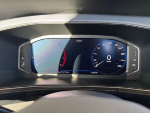 Digitales Fahrzeugarmaturenbrett mit Tachometer und Drehzahlmesser, blau-rote Farbgebung.