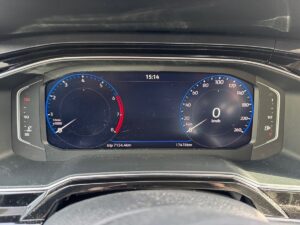 Digitales Tachometer eines Autos, zeigt 0 km/h, digitale Anzeige mit blauen und roten Akzenten.