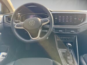 Lenkrad und Armaturenbrett eines Volkswagen, schwarz, mit digitalem Display und Touchscreen.