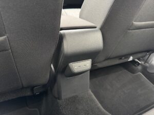 Rücksitz mit USB-Anschlüssen in einem Auto, schwarzer Stoffbezug, moderne Ausstattung.