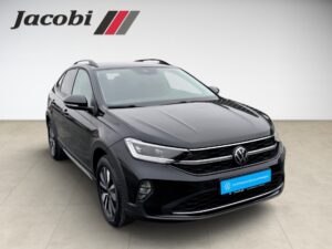 Schwarzer VW T-Roc SUV, frontal, auf hellgrauem Boden; Jacobi-Logo oben links.