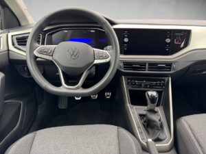 Volvo-Innenraum, modernes Design, graues Lenkrad, beeindruckender Touchscreen, manuelle Schaltung.