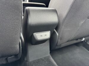 Autositze in Schwarz, mit USB-Anschlüssen an der Rückseite der Mittelarmlehne.