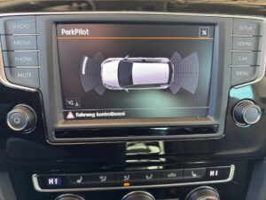 Nahaufnahme eines Autodisplays mit aktiviertem ParkPilot, zeigt ein Auto in Draufsicht.