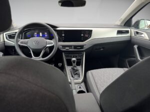 Innenraum eines Volkswagen-Autos, graue Sitze, moderner Touchscreen, graues Armaturenbrett.