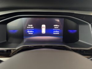 Digitales Auto-Display mit Fahrzeugabbildung, Kilometeranzeige und Datum: 27.01.2025.