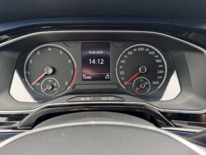 Armaturenbrett mit Tachometer, Drehzahlmesser und digitaler Uhr, zeigt 15:12 Uhr, 15.02.2025.