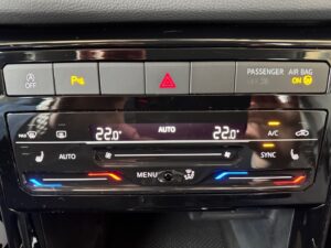 Autoklimaanlage-Bedienfeld mit Temperatur-Anzeige bei 22°C, Auto-Modus und Sitzheizungsschalter.