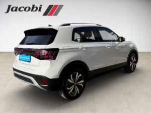 Ein weißer SUV, seitliche Heckansicht, abgedunkelte Scheiben, modernes Design, Logo "Jacobi".