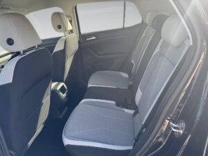 Rücksitze eines Autos, leeres Interieur, schwarz-grau, helle Umgebung, Sonnenlicht fällt ein.