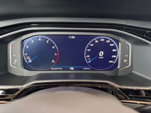 Digitales Auto-Armaturenbrett mit Tachometer und Drehzahlmesser, Anzeige bei 11:03 Uhr.