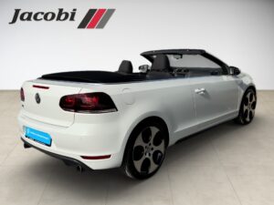 Weißes Cabrio mit schwarzem Dach, leicht erhöhtes Heck, sportlicher Look, Schriftzug "Jacobi".