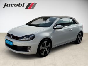 Silberner VW Golf Cabrio mit schwarzem Dach seitlich, moderner Stil, Logo oben links.