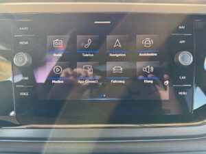 Ein Auto-Infotainmentsystem-Bildschirm mit Symbolen für Radio, Telefon und Navigation.