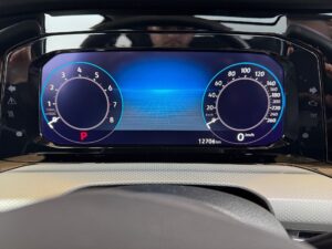 Digitales Auto-Cockpit mit Geschwindigkeitsanzeige in Blau und Schwarz.