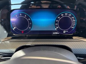 Digitaler Tachometer im Auto, Geschwindigkeit 0 km/h, Kilometerstand 44980, blauer Hintergrund.